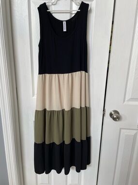 New Collection Sleeveless Colorblock Tiered Dress in Black Cream Olive size M/L